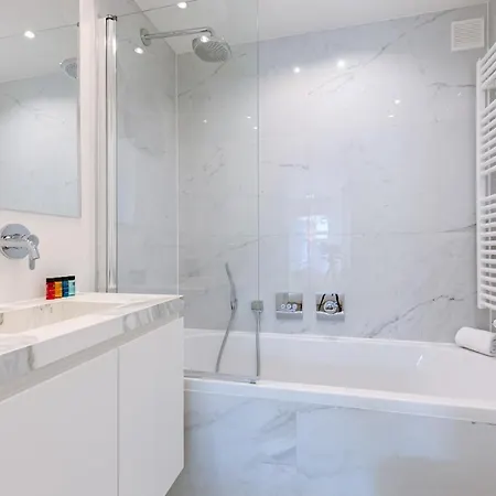 Stunning Fully Renovated Apartment In The Center Of Knokke With Parking Διαμέρισμα *